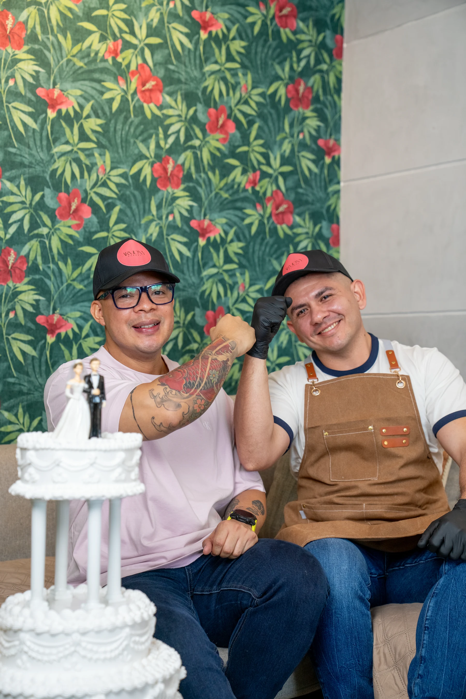 Equipo de Armony Bakery elaborando pasteles artesanales en Panamá